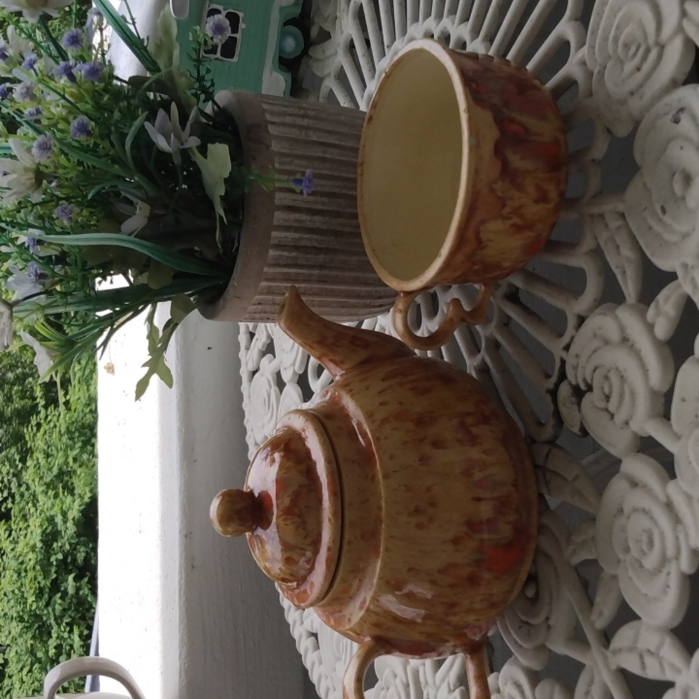 Teapot set in earthy pattern
